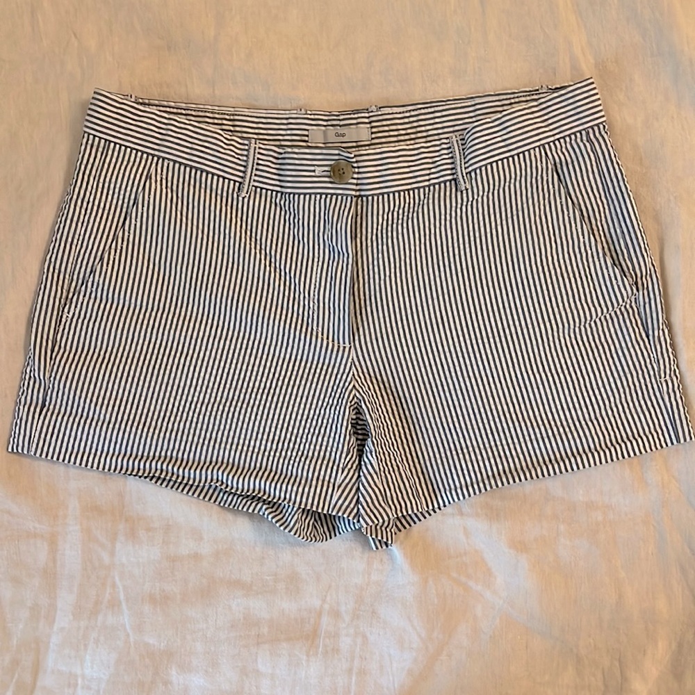 Gap Seersucker blue and white stripe shorts size 2 GUC
